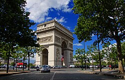 Der Arc de Triomphe de l’Étoile im Zentrum der Place Charles de Gaulle