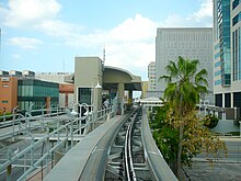 Aproximando-se de uma plataforma de estação elevada.