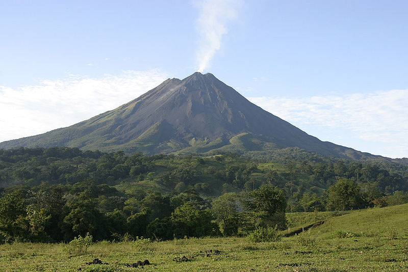 File:Arenal-Volcano.jpg