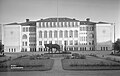 Arkkitehti Usko Nyströmin suunnittelema, vuonna 1912 valmistunut Cygnaeuksen kansakoulu ja sen edustalla Emil Cedercreutzin vuonna 1920 veistämä Äestäjä-patsas Porin Riihikedossa - HK19731119-335 (musketti.M012-HK19731119-335).jpg