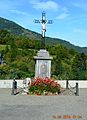 Monument aux morts surmonté d'une statue du Christ en croix.