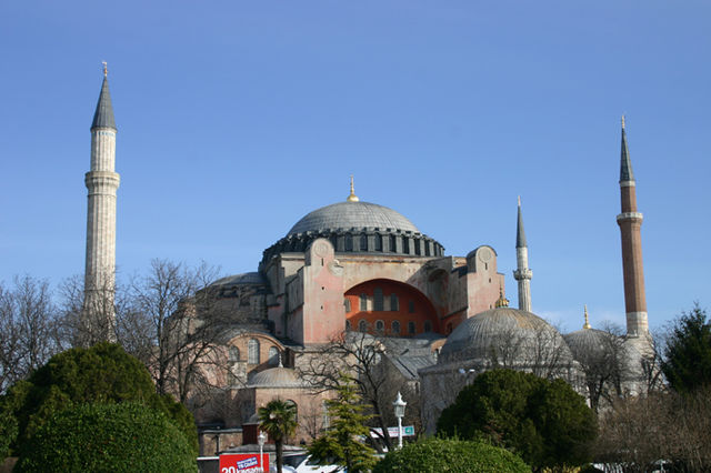 イスタンブルのハギア・ソフィア大聖堂周囲の4本のミナレットはオスマン帝国時代にモスクに転用された際に付け加えられたもの。