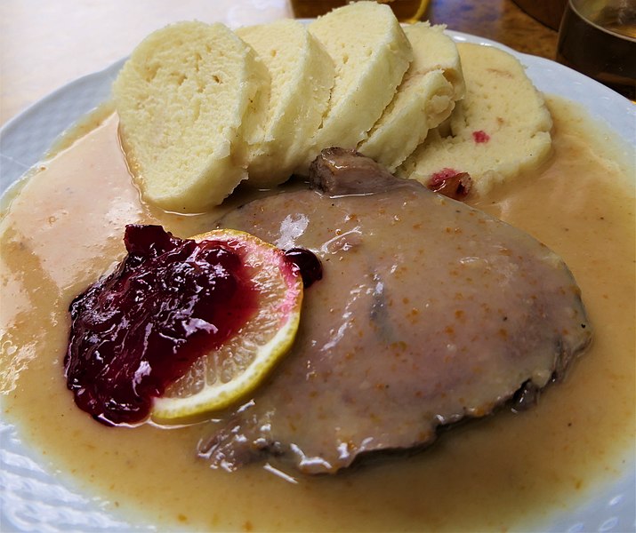 File:Böhmischer Sauerbraten mit Knödeln.JPG