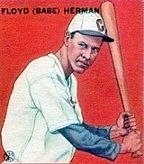 Beyaz beysbol üniforması giyen ve elinde beyzbol sopası tutan bir adamın beyzbol kartı resmi