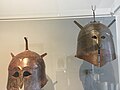 Шоломи апуло-коринфського типу з антенами[2] в Музеї античності Базеля