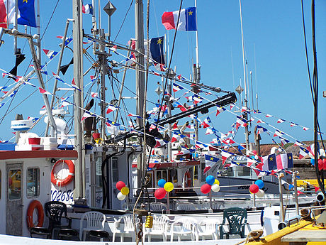 Bateaux décorés aux couleurs de l'Acadie dans la marina de Bassin (Anse-à-la-Cabane), aux Îles-de-la-Madeleine.