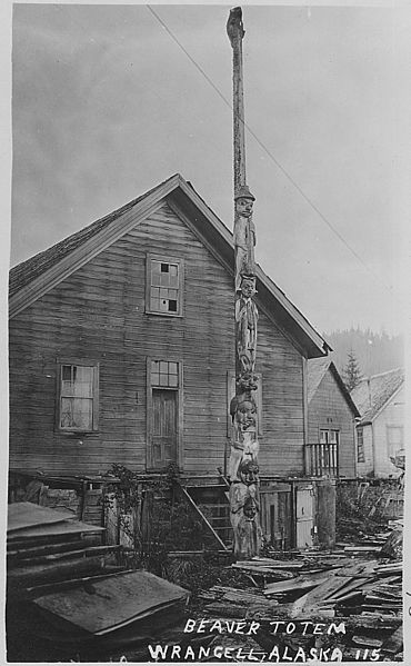 File:Beaver Totem, Wrangell, Alaska. - NARA - 297737.jpg