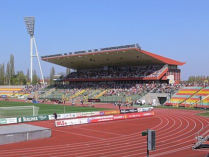 So kommt man zu der Friedrich-Ludwig-Jahn-Sportpark mit den Öffentlichen - Mehr zum Ort Hier