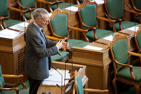 Bertel Haarder (V) making a speech