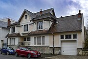 Façade sur rue avec le garage intégré à la maison