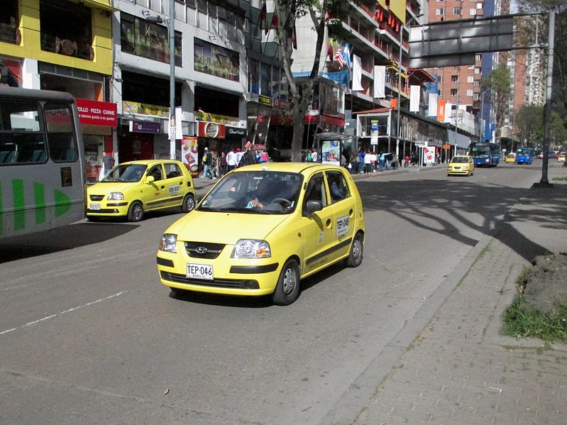 File:Bogotá avenida Diecinueve Taxi Hyundai.JPG