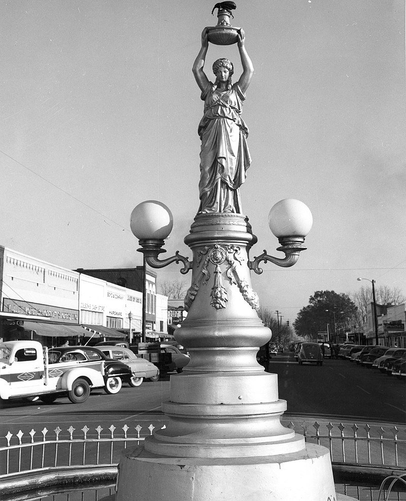 800px-Boll_weevil_monument.jpg