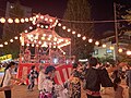 夏祭りの盆踊り。