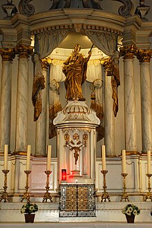 Le tabernacle et la statue.