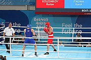 Deutsch: Boxen bei den Olympischen Jugendspielen 2018 Tag 12, 18. Oktober 2018 - Kampf um Bronze im Leichten Schwergewicht Jungen – Karol Itauma (Großbritannien, blau) schlägt Ruslan Kolesnikov (Russland, rot) 4-1; Ringrichter ist Alejandro Barrientos (Kuba). English: Boxing at the 2018 Summer Youth Olympics on 18 October 2018 – Gold Medail Match light heavyweight Boys - Karol Itauma (Great Britain, blue) beats Ruslan Kolesnikov (Russia, red) 4-1; Referee is Alejandro Barrientos (Cuba). Español: Boxeo en los Juegos Olímpicos Juveniles de Verano de 2018 en 18 de octubre de 2018 - Medalla de oro de los hombres de peso pesado ligero: Karol Itauma (Gran Bretaña, azul) vence a Ruslan Kolesnikov (Rusia, rojo) 4-1; El árbitro es Alejandro Barrientos (Cuba).