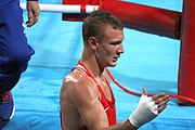 Deutsch: Boxen bei den Olympischen Jugendspielen 2018 Tag 12, 18. Oktober 2018 - Finale im Leichten Weltergewicht Jungen – Ilia Popov (Russland, rot) schlägt Talgat Shaiken (Kasachstan, blau) 4-1; Ringrichter ist James Beckles (Trinidad und Tobago). English: Boxing at the 2018 Summer Youth Olympics on 18 October 2018 – Final Light Welterweight Boys Bout - Ilia Popov (Rusia, rojo) supera a Talgat Shaiken (Kazajstán, azul) 4-1; Referee is James Beckles (Trinidad and Tobago). Español: Boxeo en los Juegos Olímpicos Juveniles de Verano de 2018 en 18 de octubre de 2018 - Chicos de peso welter ligero final: Ilia Popov (Uzbekistán, roja) le gana a Talgat Shaiken (Egipto, azul) 4-1; El árbitro es James Beckles (Trinidad y Tobago).