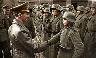 Йозеф Геббельс поздравляет за Железный крест II Класса 16-летнего бойца Гитлерюгенда Вилли Хюбнера после освобождения Лаубана, март 1945