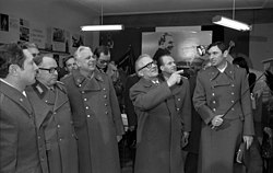 Bundesarchiv Bild 183-T0220-035, Jahrestag der Sowjetarmee, Besuch Erich Honecker.jpg
