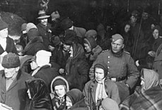 Expulsion of Poles from Warta Land in an interim camp, 1939 Bundesarchiv R 49 Bild-0128, Gelsendorf, Aussiedlung von Polen.jpg