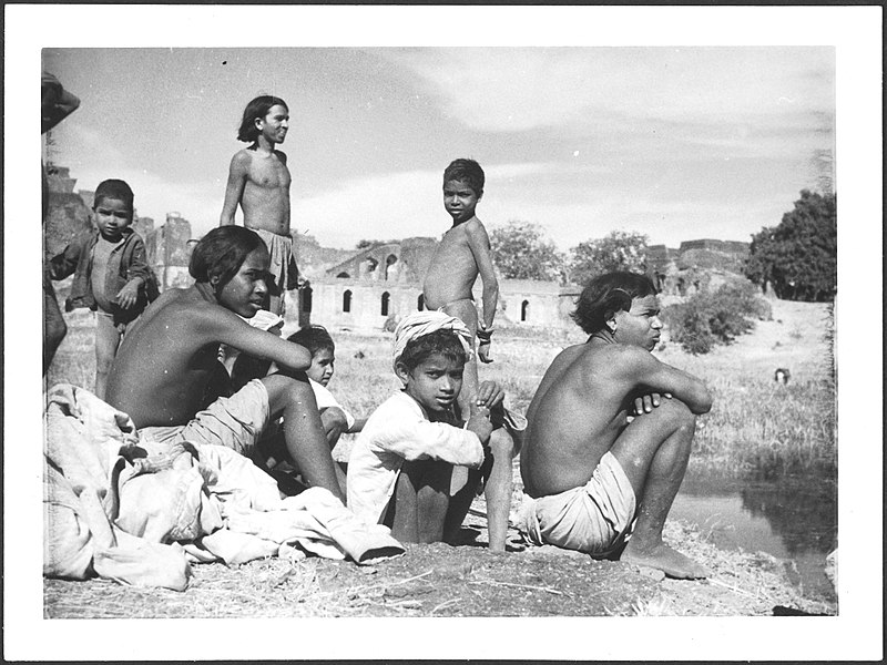 File:CH-NB - Britisch-Indien, Mandu (Mandav)- Menschen - Annemarie Schwarzenbach - SLA-Schwarzenbach-A-5-23-018.jpg