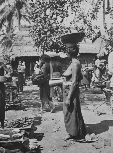 File:COLLECTIE TROPENMUSEUM Balinese vrouwen op de pasar te Penebel bij Badoeng TMnr 60042718.jpg