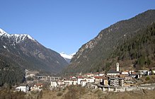 Tardo inverno a Canal San Bovo. Sullo sfondo il Monte Cauriol