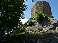 Vue sur la tour médiane des 3 Tours de Cabrenç