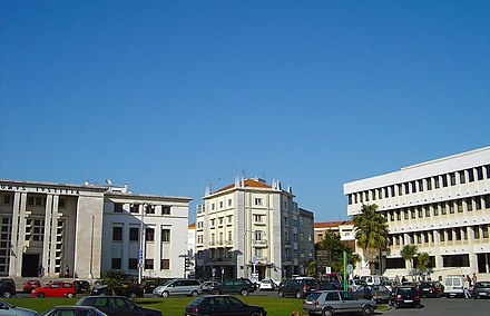 Praça 25 de Abril before renovation. The building on the right houses the municipal government. The edifice on the left is a courthouse (Domus iustitiæ, "house of justice" in Latin).