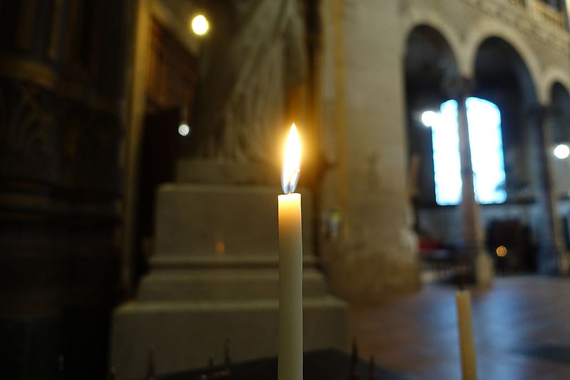 File:Candle @ Eglise Saint-Augustin @ Paris (30640035783).jpg