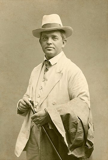 Retrato fotográfico do compositor, maestro e violinista dinamarquês Carl Nielsen (1865−1931), amplamente reconhecido como o compositor mais proeminente de seu país. Embora suas sinfonias, concertos e música de coral sejam hoje aclamadas internacionalmente, a carreira e a vida pessoal de Nielsen foram marcadas por muitas dificuldades, muitas vezes refletidas em sua música. Entre 1994 e 2009, a Biblioteca Real da Dinamarca, patrocinada pelo governo dinamarquês, completou a Carl Nielsen Edition, disponível gratuitamente online, contendo informações básicas e partituras de todas as obras de Nielsen, muitas das quais não haviam sido publicadas anteriormente. (definição 2 347 × 2 347)