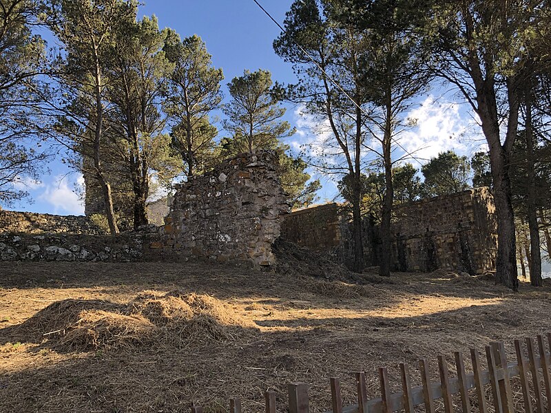 File:Castello di Geraci Siculo 2.jpg