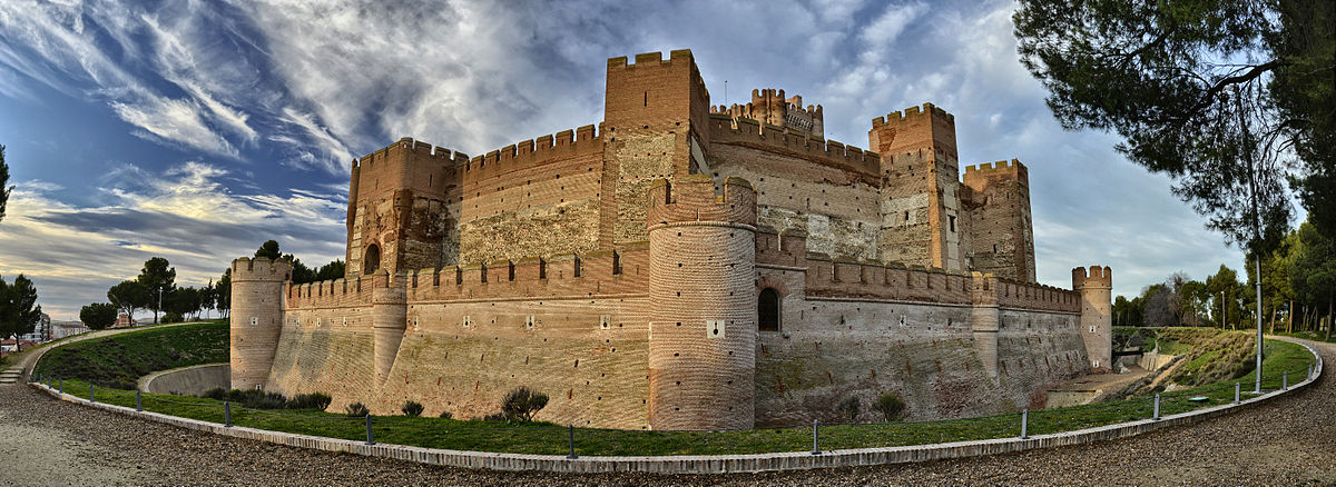 6. Panoramic view of the castle of La Mota, in Medina del Campo. Photograph: Fernando.glz.sanz Licensing: CC-BY-SA-3.0-es