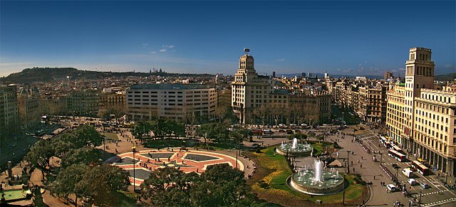 La place de Catalogne, où la vieille ville de Barcelone rencontre l'Eixample.
 (définition réelle 1 320 × 600)