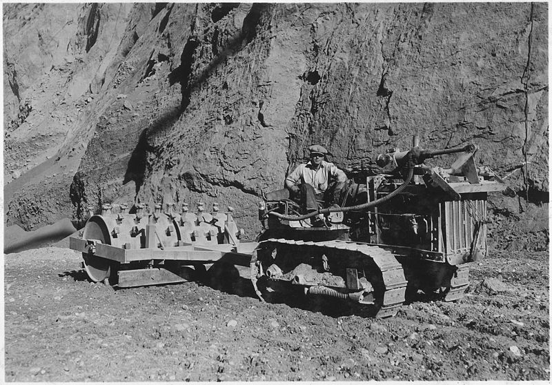 File:Caterpillar tractor with sheep's foot tamper used in compacting material cofferdam fills - NARA - 293809.jpg