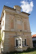 ... mais présente un vestige du Château de Berny sous forme d'un morceau de façade accolée à l'immeuble.