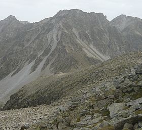 Pic de Chanchou (midt), Pic de Barbe de Bouc (til høyre) og Pic d'Ardiden (til venstre), fra Pic de Cestrède.