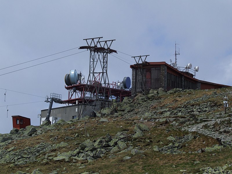 File:Chopok - ski lifts and TV station.JPG