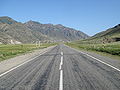 Die russisch-mongolische Fernstraße M52 (Chuysky trakt) bei Inja. Hier verläuft sie noch auf der breiten Talschulter