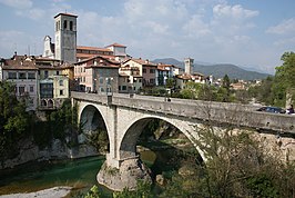 De brug ponte del Diavolo en de Dom Santa Maria Assunta in Cividale del Friuli