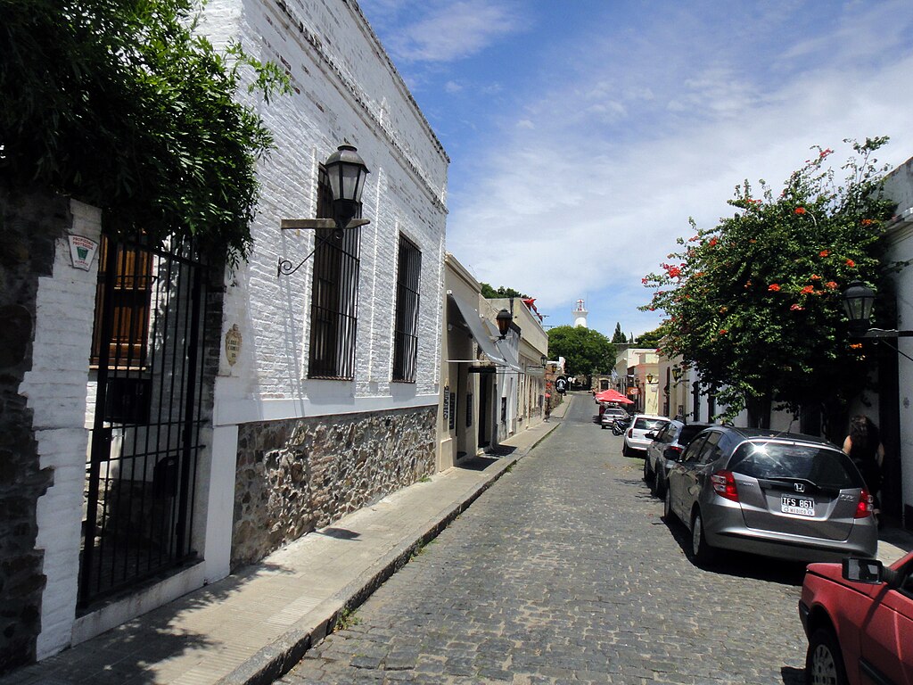 https://upload.wikimedia.org/wikipedia/commons/thumb/5/5d/Colonia-ComercioStreet1.jpg/1024px-Colonia-ComercioStreet1.jpg