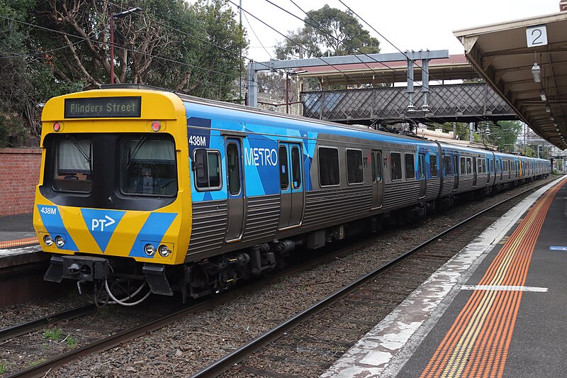 File:Comeng train running a service to Flinders Street waiting at Platform 1 at Hawksburn Station, South Yarra (53187088283).jpg