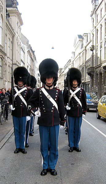 File:Copenhagen royal guard waiting.jpg