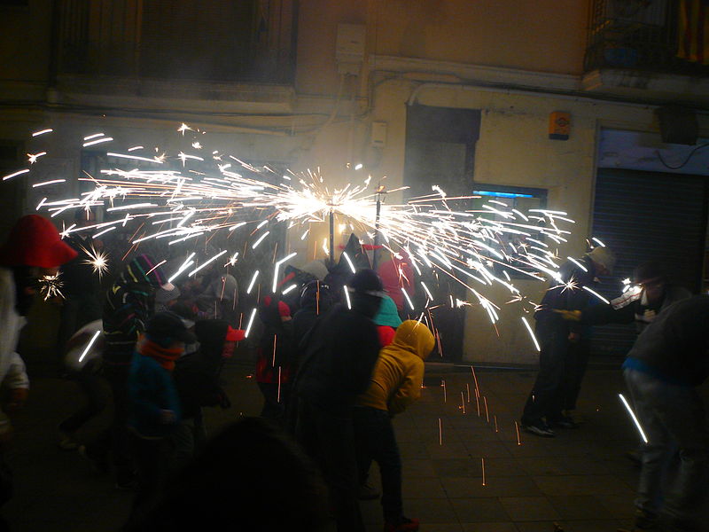 File:Correfoc infantil de la festa major de Sarrià 2013 -P1470120.jpg