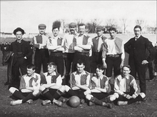 Photo en noir et blanc d'une équipe de football.