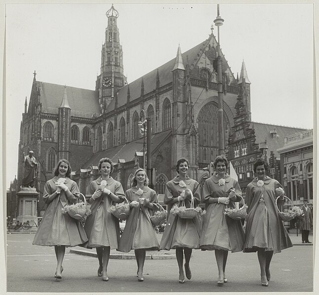 File:De Haarlemse bloemenmeisjes voor de Grote Kerk. NL-HlmNHA 54011170.JPG