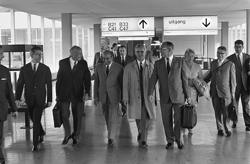 File:De delegatie wandelt door de gangen van Schiphol, Bestanddeelnr 921-6479.jpg