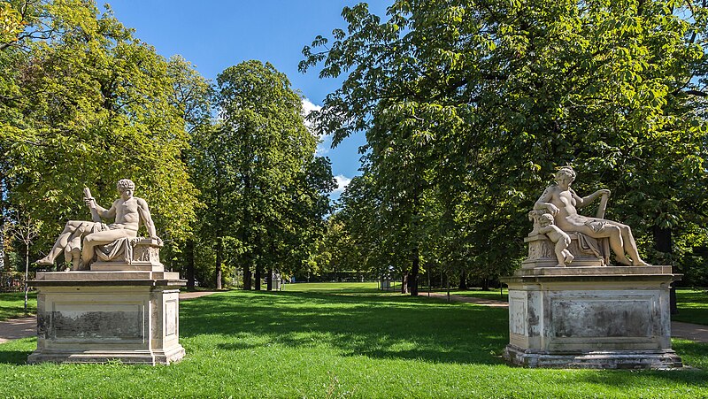 File:Dresden Blüherpark Skulptur Herakles und Megara, Thaddäus Ignatius Wiskotschill, um 1780.jpg