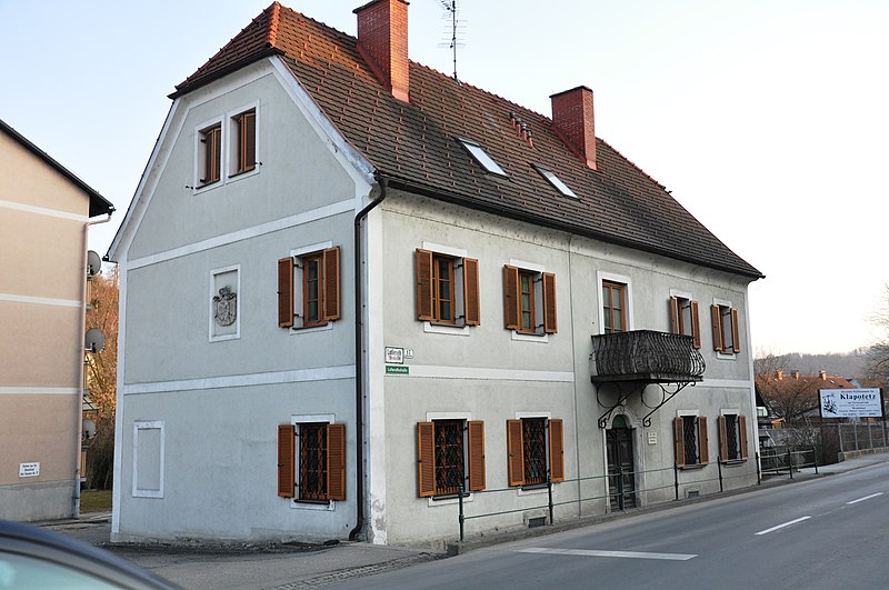 File:Ehrenhausen Mauthaus.JPG