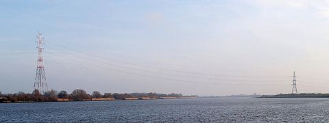 Ein seitlicher Blick auf den südlichen Teil der Elbekreuzung 2 zeigt, wie steil die Leitungen vom schon 76 m hohen Abspannmast (rechts) zum südlichen Tragmast aufsteigen müssen