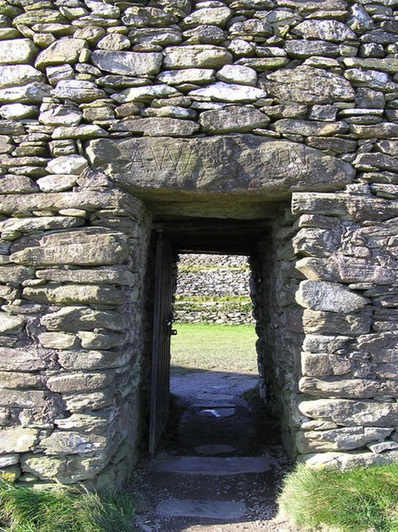 File:Entrance, Grianan Ailligh - geograph.org.uk - 1030577.jpg